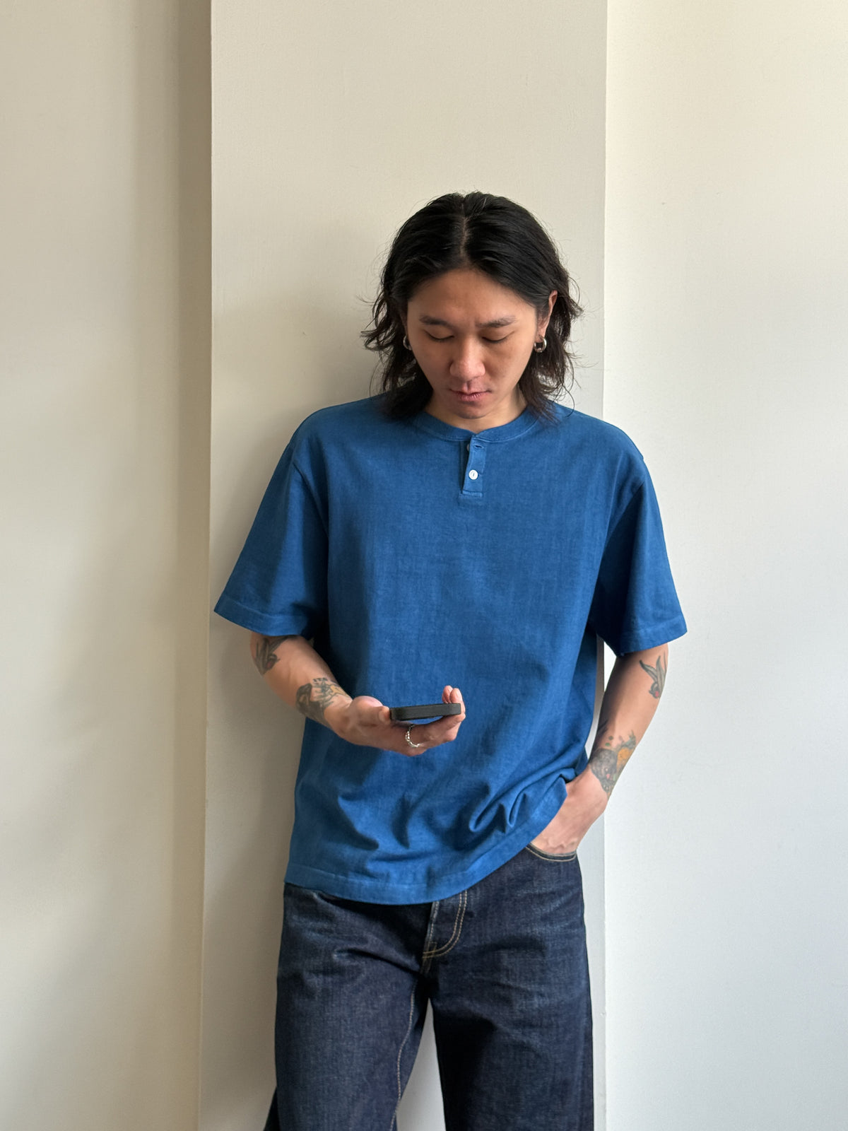 armi x RAIDER【HARD MAN】Indigo Henley Tee
