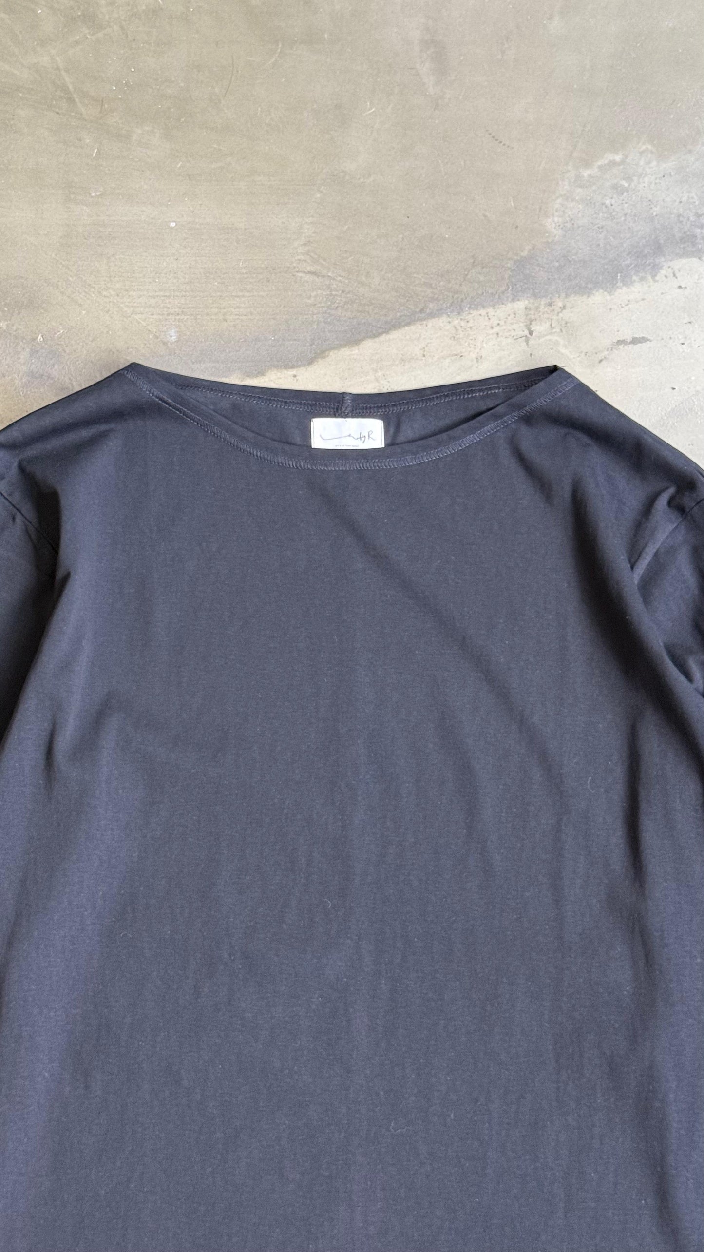 By R SS25 L/S Boatneck