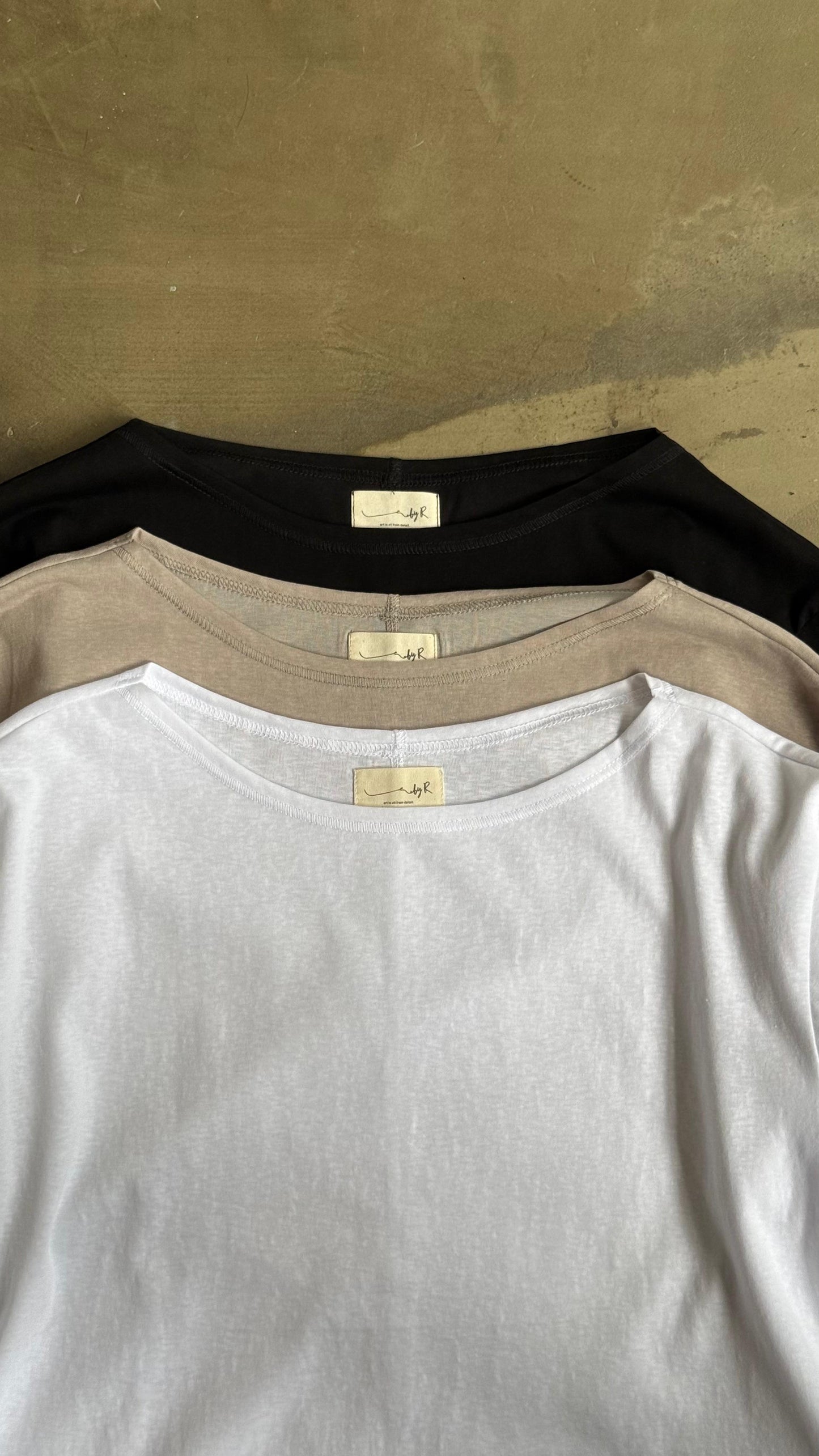 By R SS25 L/S Boatneck